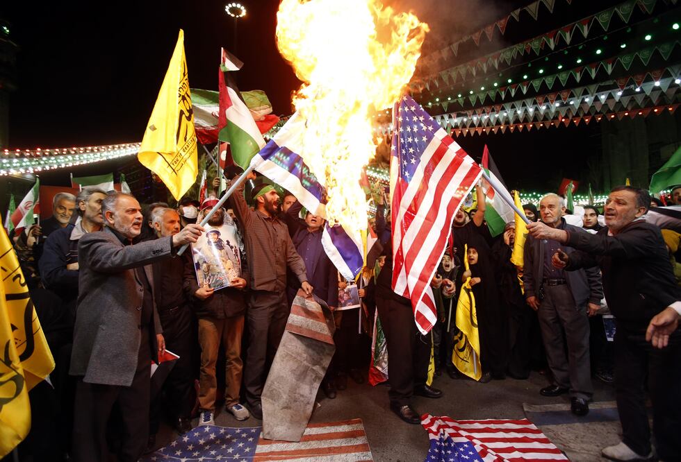 Tehran (Iran (islamic Republic Of)), 01/04/2024.- Iranians burn Israel and US flags during an anti-Israeli demonstration at Palestine Square in Tehran, Iran, 01 Hezbolá asegura que bombardeo israelí en Siria será "castigado". EFE/EPA/ABEDIN TAHERKENAREH