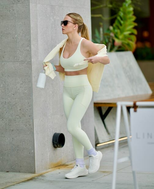 Sydney Sweeney delinea su silueta de infarto con ajustados leggings y micro top. Foto: The Grosby Group