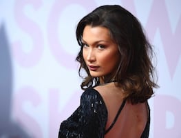 Bella Hadid presume figura irreal con microbikini en Instagram
