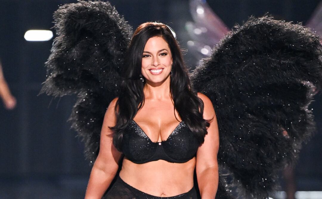 Ashley Graham y el traje de baño rojo, estilo ‘Baywatch’, con el que presumió sus famosas curvas. (Photo by Evan Agostini/Invision/AP)