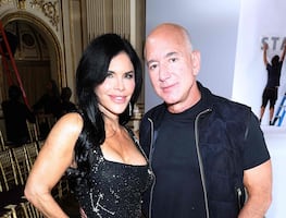 Novia de Jeff Bezos muestra cómo llevar minivestido con corte de raja en Semana de la Moda de Nueva York