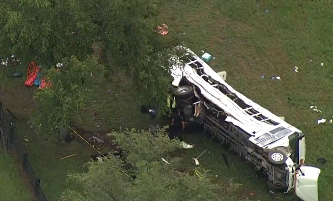 Accidente mortal en Florida: Ocho muertos y 40 heridos tras vuelco de autobús de trabajadores agrícolas.  (WFTS via AP)