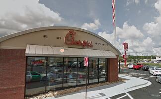 Mujer finge ser agente del FBI para obtener comida gratis en restaurante