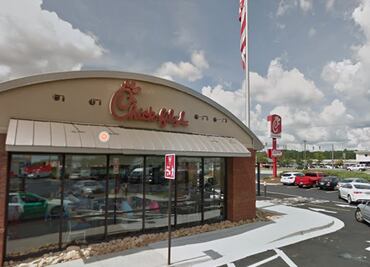 Mujer finge ser agente del FBI para obtener comida gratis en restaurante