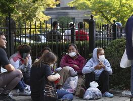 Texas traslada a varios migrantes cerca de la casa de Kamala Harris