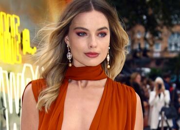 Margot Robbie conquista Londres con sexy vestido braless