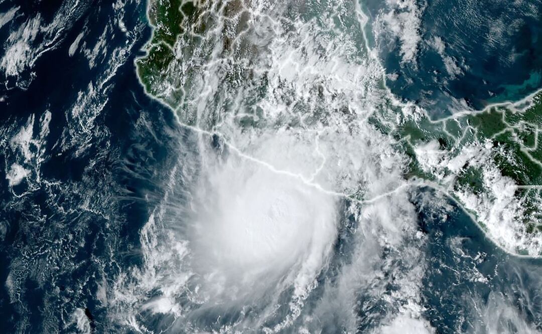 Otis podría convertirse en un huracán “catastrófico” tras fortalecerse a categoría 4. Foto: AFP PHOTO / NOAA / RAAMB