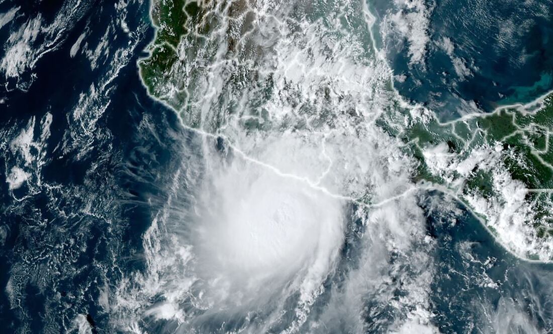 Otis podría convertirse en un huracán “catastrófico” tras fortalecerse a categoría 4. Foto: AFP PHOTO / NOAA / RAAMB