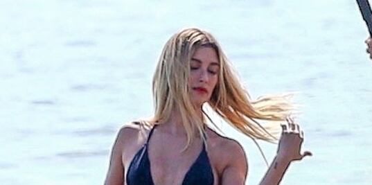 El bikini de lujo con el que Hailey Bieber impactó en Instagram