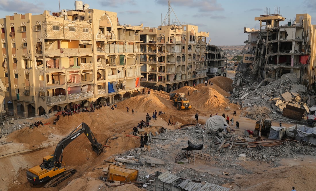 Fuego cruzado en Gaza: Hamás ataca y el Ejército israelí lanza una dura respuesta (AP Photo/Jehad Alshrafi)
