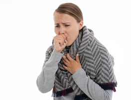 ¿Cómo se relaciona la tos con el Covid-19 y cuánto dura?