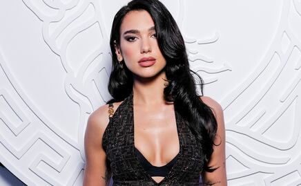 Dua Lipa muestra su ropa interior con atrevido catsuit brillante 