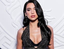 Dua Lipa muestra su ropa interior con atrevido catsuit brillante