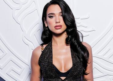 Dua Lipa muestra su ropa interior con atrevido catsuit brillante