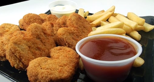 Alertan por nuggets contaminados con madera en EU