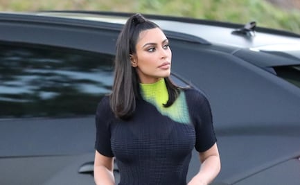 Kim Kardashian delinea sus curvas de ‘infarto’ en traje de baño