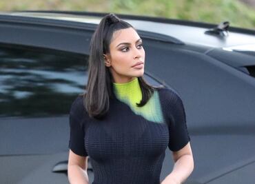 Kim Kardashian delinea sus curvas de ‘infarto’ en traje de baño