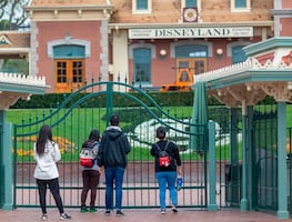 Disneyland y otros centros turísticos podrían reabrir en abril