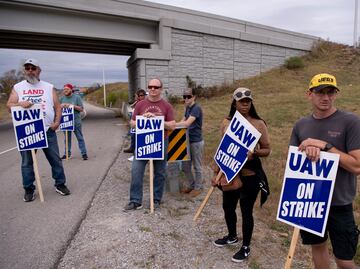 Sindicato UAW alcanza acuerdo tentativo con General Motors en inédita huelga