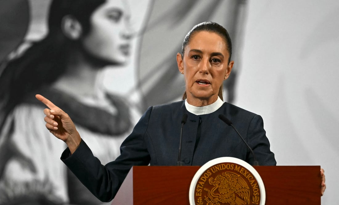 Sheinbaum responde a sus críticos tras el asesinato del alcalde de Uruapan: “Actúan como buitres y carroñeros”. (Photo by CARL DE SOUZA / AFP)