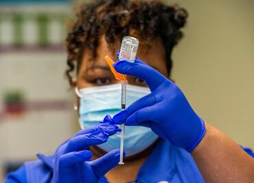 Vacunas anticovid ofrecen más protección que inmunización natural, dice EU