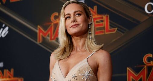 Brie Larson impacta con vestido de raja en estreno de Capitana Marvel 