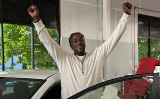 ¡Sueño cumplido! Regalan carro a papá soltero que recorría 25 km diarios en bicicleta para ir a trabajar