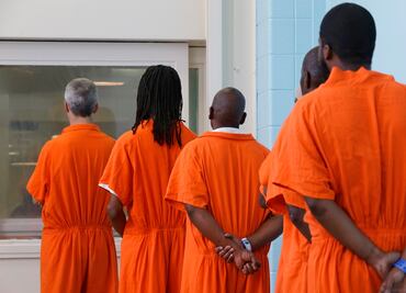 Presos en EU generan miles de millones con su trabajo pero ganan "centavos"