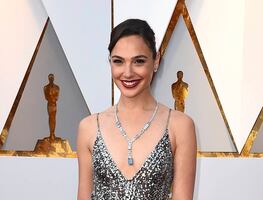 Gal Gadot presume su silueta con bodysuit blanco en sesión de fotos