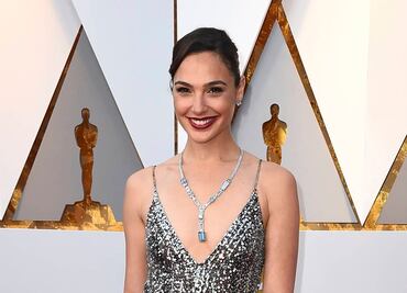 Gal Gadot presume su silueta con bodysuit blanco en sesión de fotos