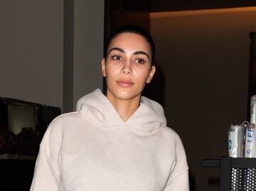 Kim Kardashian sorprende con rostro libre de maquillaje y en pants