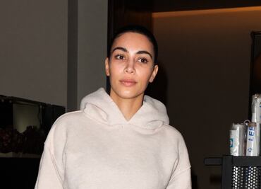 Kim Kardashian sorprende con rostro libre de maquillaje y en pants