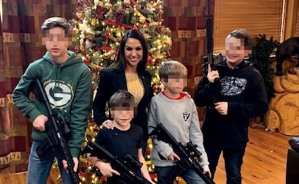 Congresista desata polémica por foto navideña de sus hijos portando armas