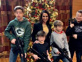 Congresista desata polémica por foto navideña de sus hijos portando armas