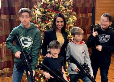 Congresista desata polémica por foto navideña de sus hijos portando armas
