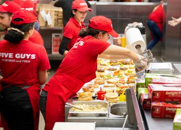 California aumentó el salario mínimo de trabajadores de comida rápida; esto ganarán por hora