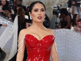 Salma Hayek presume silueta de ensueño con pequeñas toallas en sauna