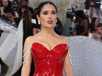 Salma Hayek derrocha sensualidad en la Met Gala con ajustado vestido rojo