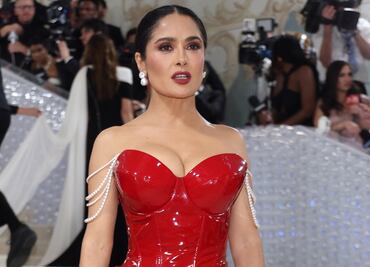 Salma Hayek celebra 59 años con sexy bikini y enciende las redes: “¡Sigo bailando!”, dice