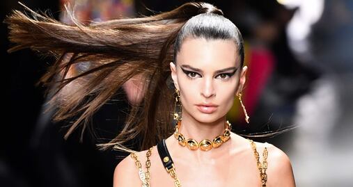 Emily Ratajkowski se luce con blazer braless en Instagram