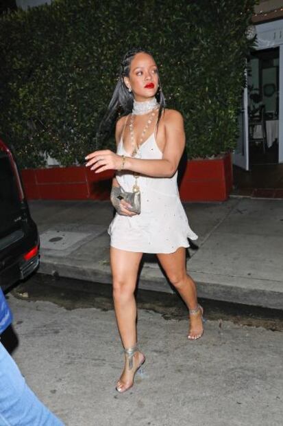 Rihanna se luce en minivestido braless por calles de Santa Mónica