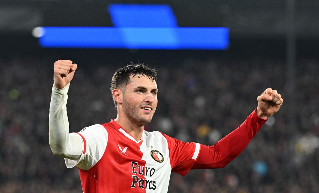 El mexicano Santiago Giménez Brilla en Europa: Doblete en la Liga de Campeones Impulsa su Carrera. cel (Photo by JOHN THYS / AFP)