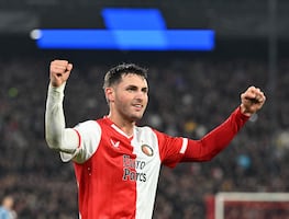 Santi Giménez supera a Luis Suárez como goleador