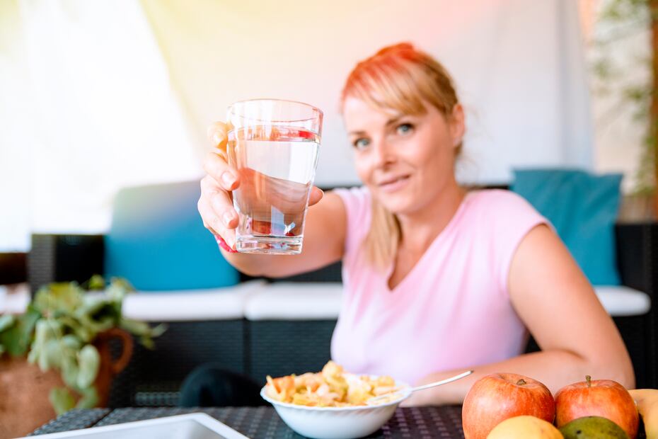 ¿Tomar agua antes de comer ayuda a bajar de peso? Esto dice la Universidad de Harvard. iStock/Biserka Stojanovic