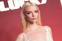 Anya Taylor-Joy se luce etérea con vestido lencero braless en la premiere de ‘Lucky’