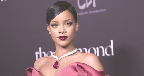 Rihanna luce sus curvas con lencería dorada