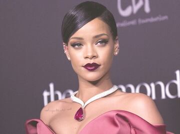 Rihanna luce sus curvas con lencería dorada