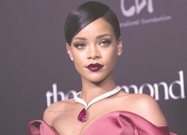 Rihanna luce sus curvas con lencería dorada