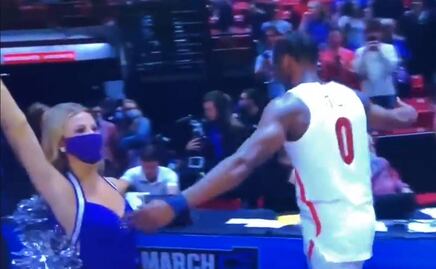 Critican a basquetbolista por video en el que toca pecho de porrista