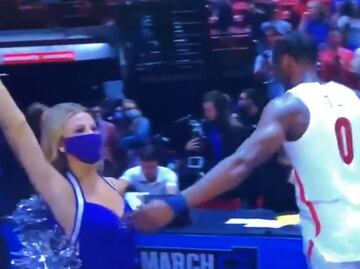 Critican a basquetbolista por video en el que toca pecho de porrista